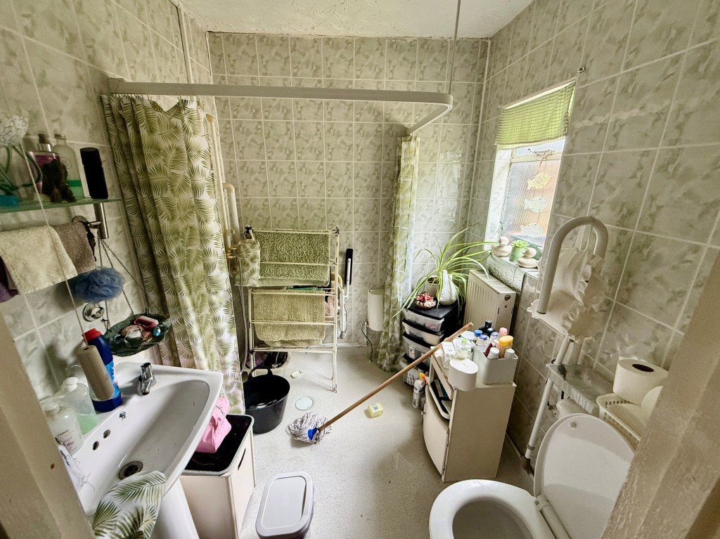 Lot: 84 - BUNGALOW ON LARGE PLOT WITH STABLE AND PADDOCK OFFERING POTENTIAL - Wet room with W.C.